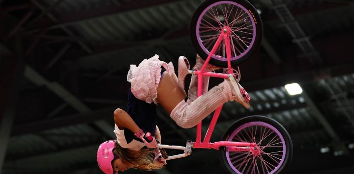 Shirai Rena, de Japón, compite durante la final de parque femenino de ciclismo BMX estilo libre en los 20 Juegos Asiáticos Aichi-Nagoya 2026, en Nagoya, Japón.