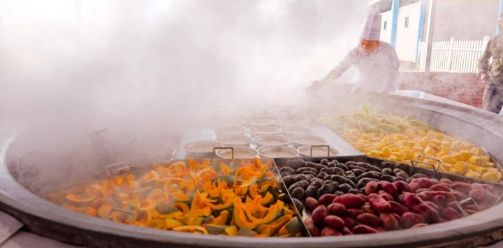 Un cocinero prepara comida durante un evento que celebra el noveno Festival de la Cosecha de los Agricultores Chinos en una granja del Grupo Beidahuang, en la provincia de Heilongjiang, en el noreste de China.