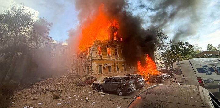 Esta imagen, facilitada y difundida por el Servicio Estatal de Emergencias de Ucrania, muestra el incendio en un edificio de la Academia de Ciencias de Ucrania alcanzado por un dron ruso en el centro de Kiev, en el marco de la invasión rusa de Ucrania.