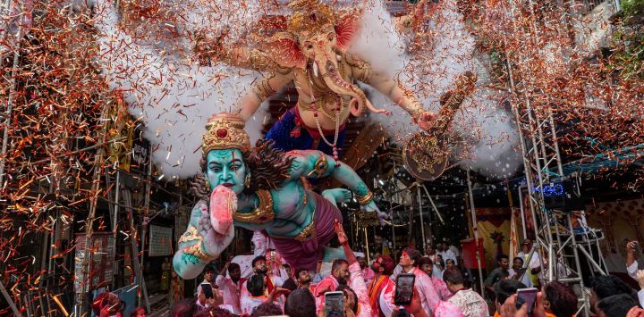 Unos devotos transportan una imagen de la deidad hindú Ganesha para su inmersión en el mar Arábigo durante el festival 'Ganesh Chaturthi' en Bombay, India.