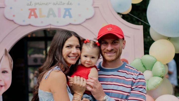 Ailén Cova y Alexis Mac Allister le festejaron el cumpleaños a Alaia: inflables gigantes, fiesta al aire libre y torta súper colorida