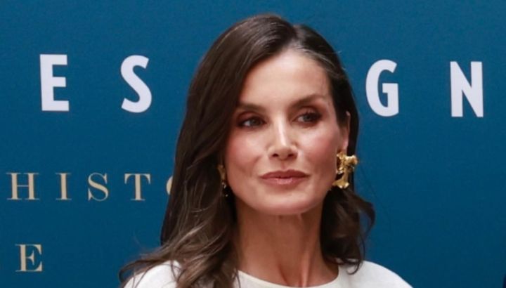 Letizia Ortiz volvió a usar su vestido más especial con bordado floral y lazo XL