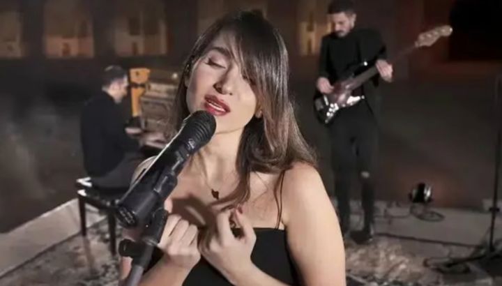 El régimen de Irán confirmó la condena de 74 latigazos a la cantante Parastoo Ahmadi por hacer un concierto sin velo