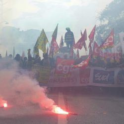Bomberos marchan tras unas pancartas durante una manifestación para exigir recursos adicionales —tras un verano marcado por incendios forestales que batieron récords— en la Place d'Italie de París. Trabajadores del sector público, incluidos los bomberos, llevan a cabo una huelga de un día y manifestaciones en toda Francia, respondiendo a la convocatoria de una amplia coalición intersindical con el objetivo de presionar al gobierno dos días antes de la presentación del proyecto de presupuesto para 2027. | Foto:Thomas Samson / AFP