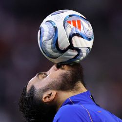 El delantero francés Rayan Cherki, controla la pelota durante el partido de fútbol del Grupo A1 de la Liga de Naciones de la UEFA entre Bélgica y Francia en el estadio Rey Balduino de Bruselas. | Foto:FRANCK FIFE / AFP