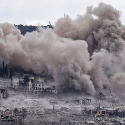 Esta fotografía, tomada desde la localidad libanesa meridional de Hanniyeh, muestra el humo que se eleva tras una serie de explosiones controladas por Israel en el pueblo vecino de al-Mansouri. La violencia disminuyó tras un acuerdo marco alcanzado en junio entre el Líbano e Israel y un pacto más amplio entre Estados Unidos e Irán, pero Israel ha seguido llevando a cabo ataques contra su vecino del norte. | Foto:KAWNAT HAJU / AFP