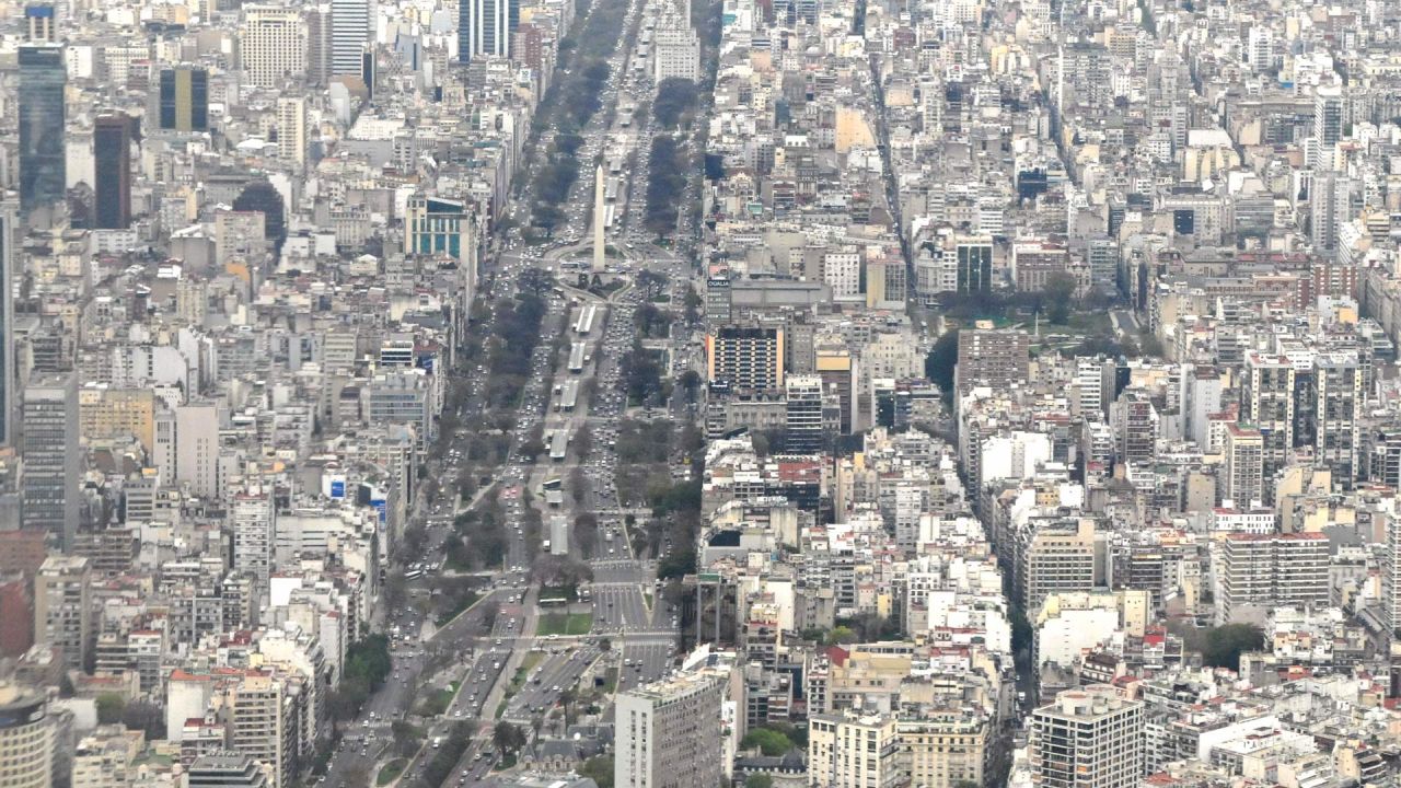 Una fotografía tomada desde la ventanilla de un avión muestra la Avenida 9 de Julio y el Obelisco de Buenos Aires. | Foto:LUIS ROBAYO / AFP