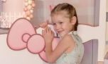 El lado B de la habitación de Anita García Moritán, la hija de Pampita: guirnaldas coloridas, estanterías XL y muchos peluches