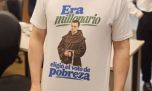  La divertida remera de un diputado sobre Adorni: "Era millonario, eligió el voto de pobreza"