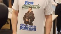  La divertida remera de un diputado sobre Adorni: "Era millonario, eligió el voto de pobreza"