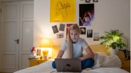 Adolescente en su habitación