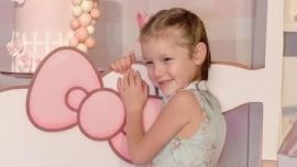 El lado B de la habitación de Anita García Moritán, la hija de Pampita: guirnaldas coloridas, estanterías XL y muchos peluches
