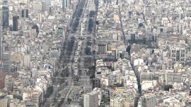 Una fotografía tomada desde la ventanilla de un avión muestra la Avenida 9 de Julio y el Obelisco de Buenos Aires.