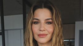 Marcela Kloosterboer impone el casual red y transforma un look básico en tendencia