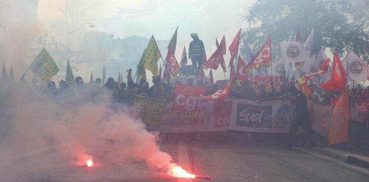 Bomberos marchan tras unas pancartas durante una manifestación para exigir recursos adicionales —tras un verano marcado por incendios forestales que batieron récords— en la Place d'Italie de París. Trabajadores del sector público, incluidos los bomberos, llevan a cabo una huelga de un día y manifestaciones en toda Francia, respondiendo a la convocatoria de una amplia coalición intersindical con el objetivo de presionar al gobierno dos días antes de la presentación del proyecto de presupuesto para 2027.