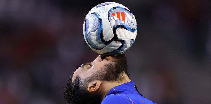 El delantero francés Rayan Cherki, controla la pelota durante el partido de fútbol del Grupo A1 de la Liga de Naciones de la UEFA entre Bélgica y Francia en el estadio Rey Balduino de Bruselas.