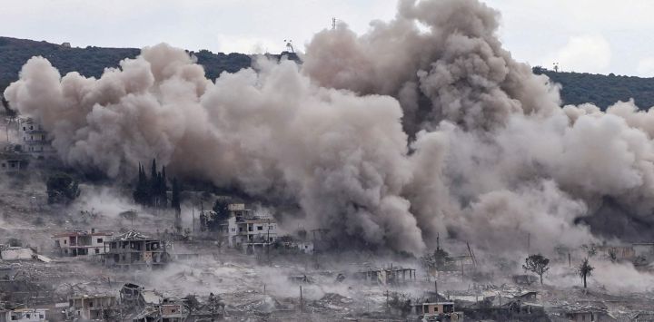 Esta fotografía, tomada desde la localidad libanesa meridional de Hanniyeh, muestra el humo que se eleva tras una serie de explosiones controladas por Israel en el pueblo vecino de al-Mansouri. La violencia disminuyó tras un acuerdo marco alcanzado en junio entre el Líbano e Israel y un pacto más amplio entre Estados Unidos e Irán, pero Israel ha seguido llevando a cabo ataques contra su vecino del norte.