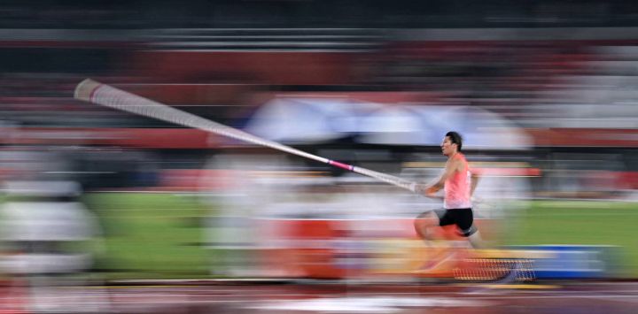 El japonés Masaki Ejima compite en la final de salto con pértiga masculino durante los Juegos Asiáticos de 2026 en el Estadio de Atletismo Mizuho Park de la ciudad de Nagoya, prefectura de Aichi.