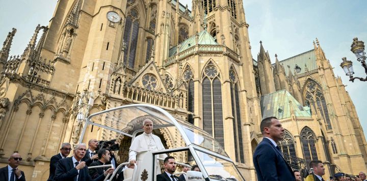 El papa León XIV llega en el papamóvil para celebrar una misa en la catedral de Saint-Étienne de Metz, en Metz (noreste de Francia), en el último día de su visita a Francia.