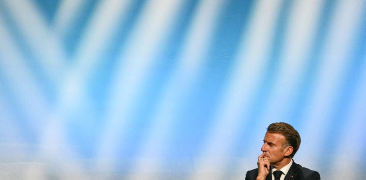 El presidente de Francia, Emmanuel Macron, escucha el discurso del Papa durante el encuentro titulado "En las raíces de Europa: por la paz y la unidad", celebrado en el Centro de Conferencias Robert Schuman de Metz (noreste de Francia).