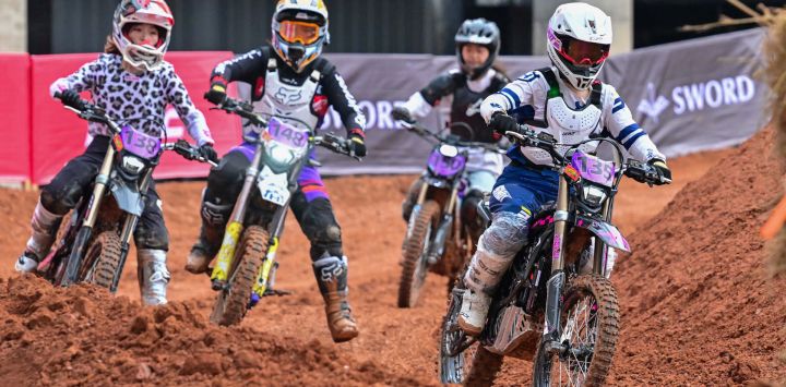 Entusiastas del motocross montan motocicletas en una pista de motocross durante las vacaciones del Festival del Medio Otoño, en Luoyang, en la provincia de Henan, en el centro de China.