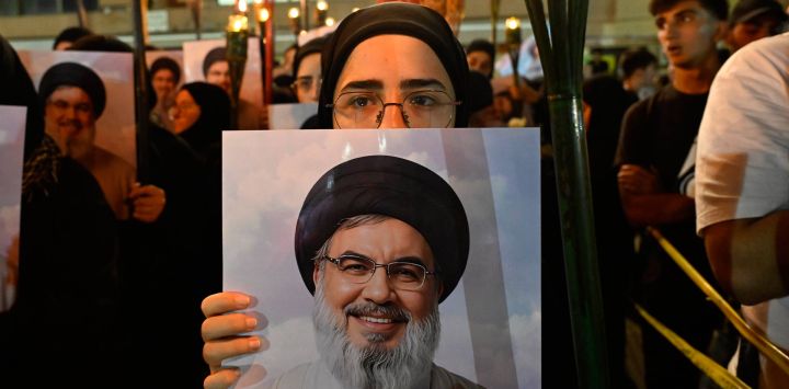 Imagen de personas participando en una ceremonia para conmemorar el segundo aniversario de la muerte del fallecido líder de Hizbulá, Hassan Nasrallah, en los suburbios del sur de Beirut, Líbano. Hassan Nasrallah murió en un ataque aéreo israelí.