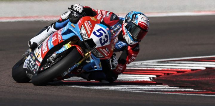 Imagen del piloto francés, Valentin Debise, del equipo EASTROC ZXMOTO Evan Bros Factory, conduciendo su motocicleta durante la Carrera 2 del WorldSSP en la Ronda Italiana del Campeonato Mundial de Supersport de la FIM, en el Circuito de Cremona, Italia.