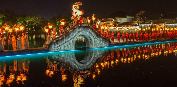 Imagen tomada con un dron de artistas desfilando con linternas en forma de conejo, en la aldea de Hongcun, en la provincia de Anhui, en el este de China. Un desfile de linternas se llevó a cabo aquí en celebración del Festival del Otoño Medio. En los últimos años, Huangshan ha estado impulsando su economía nocturna para aprovechar el potencial de consumo local.