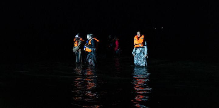 Migrantes regresan a pie tras no lograr embarcar en una lancha de traficantes frente a la playa de Hardelot, en Neufchâtel-Hardelot (norte de Francia).
