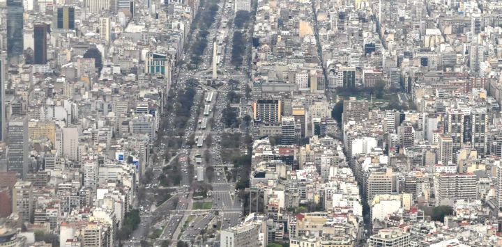 Una fotografía tomada desde la ventanilla de un avión muestra la Avenida 9 de Julio y el Obelisco de Buenos Aires.