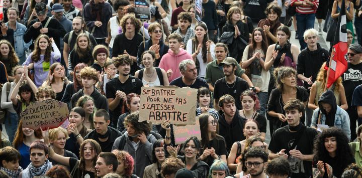 Unos manifestantes sostienen una pancarta con el lema "luchar para no ser derribados" durante una concentración en el marco de una jornada de huelgas y manifestaciones del sector público en todo el país, en Nantes (oeste de Francia).