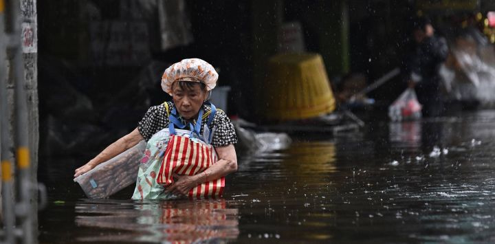 Unos residentes transportan suministros mientras se desplazan por aguas de inundación en el distrito de Bang Kapi, Bangkok. Ocho personas han fallecido a causa de las inundaciones en Tailandia, aunque ninguna en la capital, Bangkok —que declaró el estado de desastre este fin de semana tras las fuertes lluvias—, según informó el gobierno.
