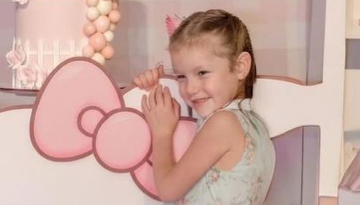 El lado B de la habitación de Anita García Moritán, la hija de Pampita: guirnaldas coloridas, estanterías XL y muchos peluches