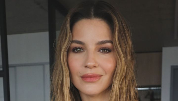 Marcela Kloosterboer impone el casual red y transforma un look básico en tendencia