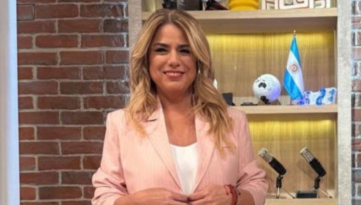 Entramos al living de Marina Calabró: estilo bicolor, un rincón protagonista y un cuadro de tela XL