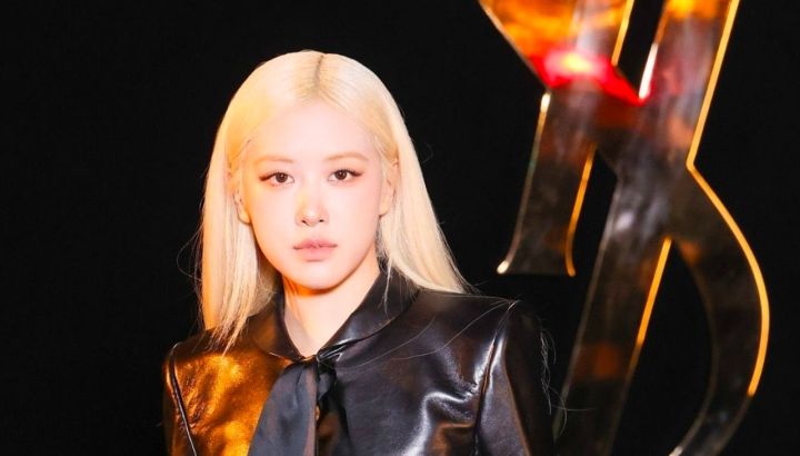 Rosé, musa de Saint Laurent, llama la atención con su atractivo look durante la Semana de la Moda de París
