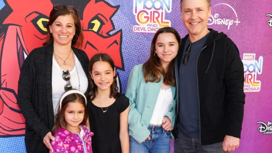 Painter y Lowe con sus hijas Nixie, Fiona y Mabel en 2023.