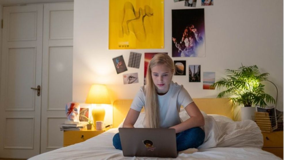 Adolescente en su habitación
