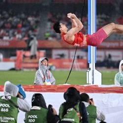 El chino Yao Jie compite en la final de salto con pértiga masculino durante los Juegos Asiáticos de 2026, en el Estadio de Atletismo Mizuho Park de Nagoya (prefectura de Aichi). | Foto:Mohd Rasfan / AFP