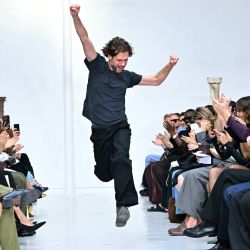 El diseñador franco-turco Burc Akyol celebra tras presentar su colección femenina Primavera/Verano 2027 en el marco de la Semana de la Moda de París. | Foto:LOU BENOIST / AFP
