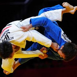 El japonés Hayato Kondo (de blanco) y el kazajo Yeldos Smetov compiten en el combate por la medalla de oro de judo masculino (categoría de -60 kg) durante los Juegos Asiáticos de 2026, en el Aichi International Arena de Nagoya. | Foto:Yuichi Yamazaki / AFP