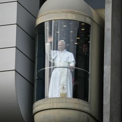 El Papa León XIV saluda a la multitud desde el ascensor al marcharse tras su encuentro con el personal de apoyo y los usuarios del centro Accueil Notre-Dame, en el Santuario de Nuestra Señora de Lourdes, durante su visita a Lourdes (suroeste de Francia). | Foto:LIONEL BONAVENTURE / AFP
