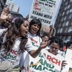 Jacinta Ngobese-Zuma, líder del grupo contra la inmigración ilegal "March and March Movement", encabeza una marcha solidaria con motivo de una "Jornada de Acción" contra la violencia de género en Durban. La marcha se celebra para rendir homenaje a las víctimas de la violencia de género y exigir una acción gubernamental urgente ante la preocupación por los recientes asesinatos de mujeres en la ciudad de Ekurhuleni y otras zonas de Sudáfrica. | Foto:RAJESH JANTILAL / AFP)