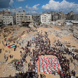 Palestinos se reúnen para una procesión funeraria colectiva en el barrio de Al-Yarmouk, en Gaza, tras la recuperación de 105 cuerpos de entre los escombros del complejo residencial Al-Taj, destruido por ataques israelíes. | Foto:OMAR AL-QATTAA / AFP