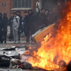 Una densa humareda negra se eleva de contenedores y bicicletas en llamas mientras estudiantes llevan a cabo una protesta de bloqueo en la escuela secundaria Cesar Baggio, en Lille, durante una jornada de huelgas y manifestaciones del sector público a nivel nacional. Trabajadores del sector público, incluidos bomberos, realizan una huelga de un día y manifestaciones en toda Francia en respuesta a la convocatoria de una amplia coalición intersindical, con el objetivo de presionar al gobierno dos días antes de la presentación del proyecto de presupuesto para 2027. | Foto:SAMEER Al-DOUMY / AFP