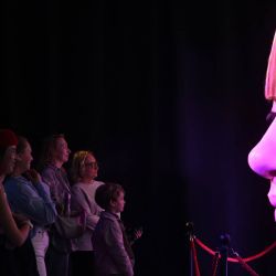 Unos visitantes observan una obra de arte durante un recorrido por "Human Body", un espacio de exposición interactivo e inmersivo diseñado para explorar el organismo humano, en Kiev, Ucrania. | Foto:SERGEI SUPINSKY / AFP