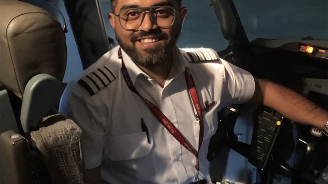 El piloto indio del vuelo de FlyDubai que sufrió un atentado habló con Benjamin Netanyahu y brindó más detalles del ataque
