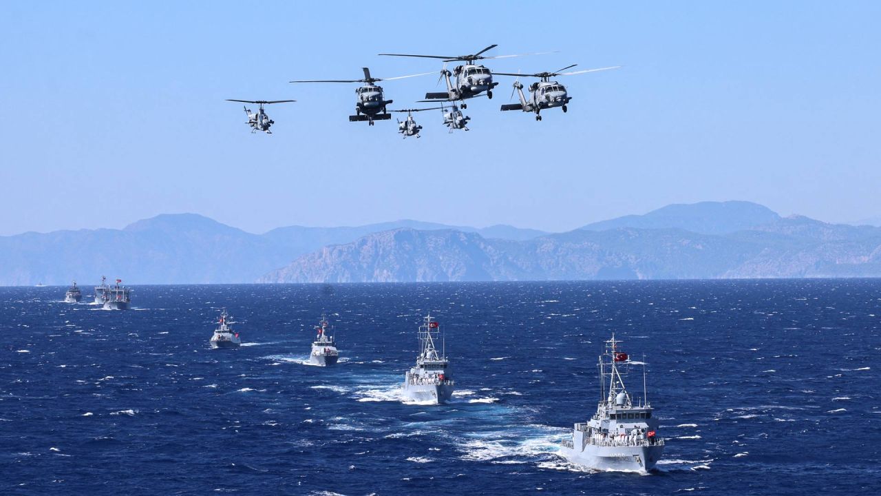 En el ejercicio militar de la Armada turca donde participaron 14.000 efectivos de la Armada, las fuerzas terrestres, la Fuerza Aérea y la Guardia Costera de Turquía, con el despliegue de 100 buques y 50 aeronaves, en el Mediterráneo oriental, frente a la costa de Aksaz. | Foto:ADEM ALTAN / AFP