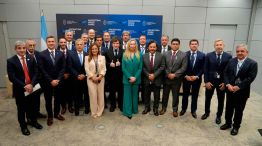 Milei reunió a los 13 gobernadores argentinos que lo acompañaron a París