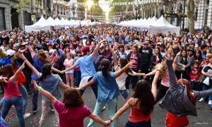 Colectividades americanas en la Av de Mayo- BA